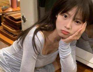 下载17c吃瓜，轻松获取娱乐圈热闻，成为吃瓜群众中的佼佼者！